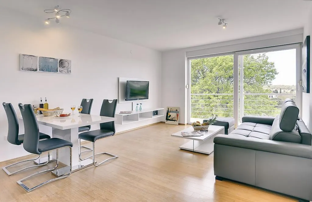 Apartments Vea Pula 0*,